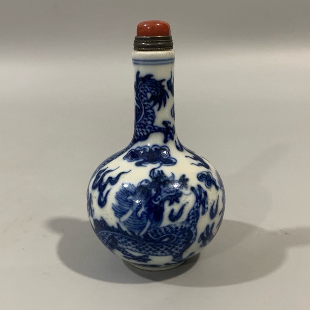 A Exquisite Blue and White Dragon Pattern Snuff Bottle (1 of 7)