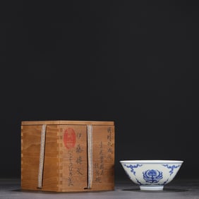 A Exquisite Blue and White Flower Pattern Bowl