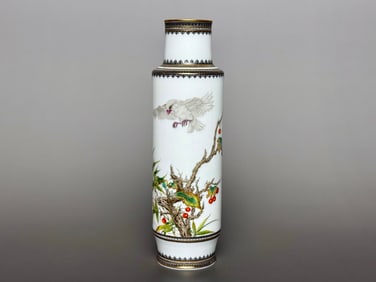 A Exquisite Famille-Rose Flower and Bird Pattern Vase