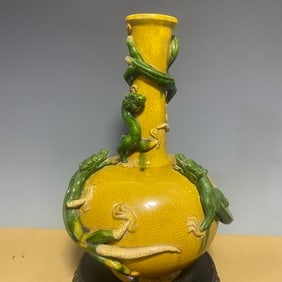 A Exquisite Liao Dynasty Porcelain Tri-Color Glazed Diameter-Shape Coiled Dragon Pattern Vase