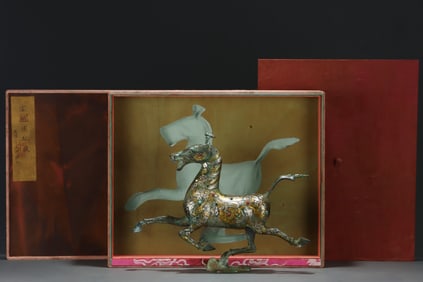 A Exquisite Gold and Silver-Inlaid and Gems-Inlaid Bronze Galloping Horse