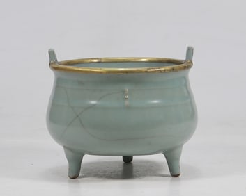 A Exquisite Guan yao Celadon Glaze Tripod Censer