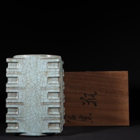 A Exquisite Guan yao Celadon Glaze Vase