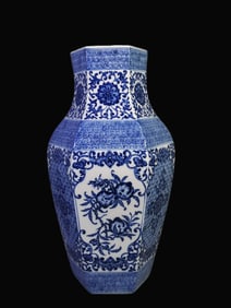 A Exquisite Blue and White Flower and Fruit Pattern Vase