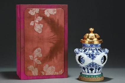 A Exquisite Blue and White Lotus Pattern Beast-Head Jar