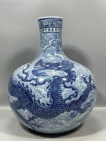 A Exquisite Blue and White Dragon Pattern Vase