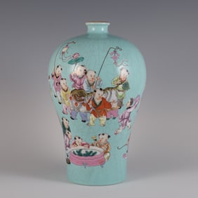 A Rare  Turquoise Green Ground Famille Rose Figure Pattern Vase