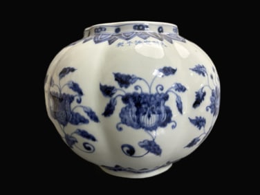 A Exquisite Blue and White Flower Pattern Jar