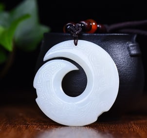 A Exquisite Hotan Jade Pendant
