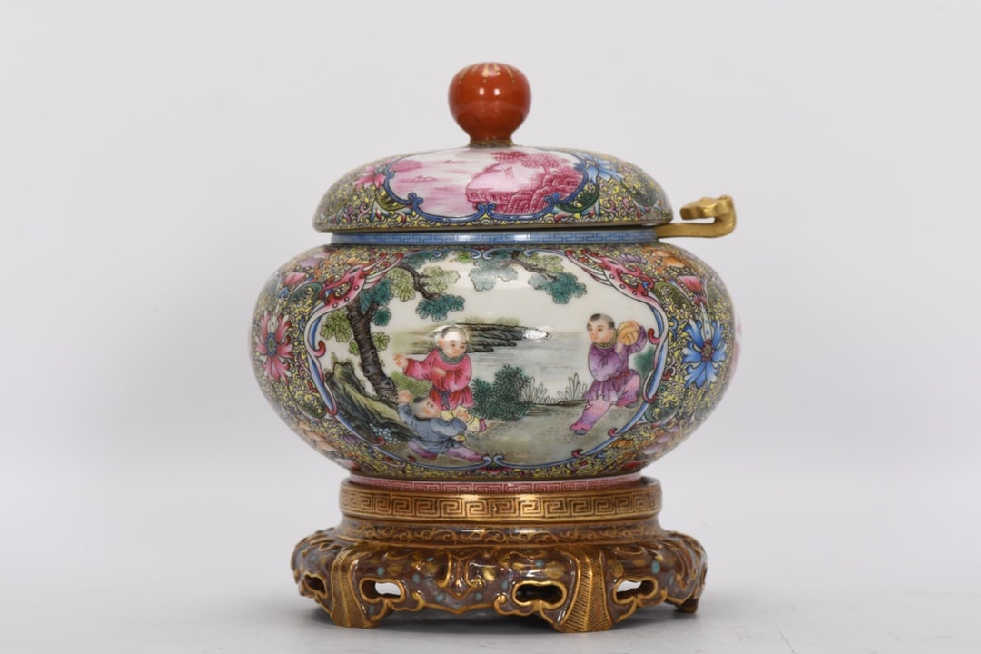 A Rare Enamel Figure Pattern Covered Jar - 3