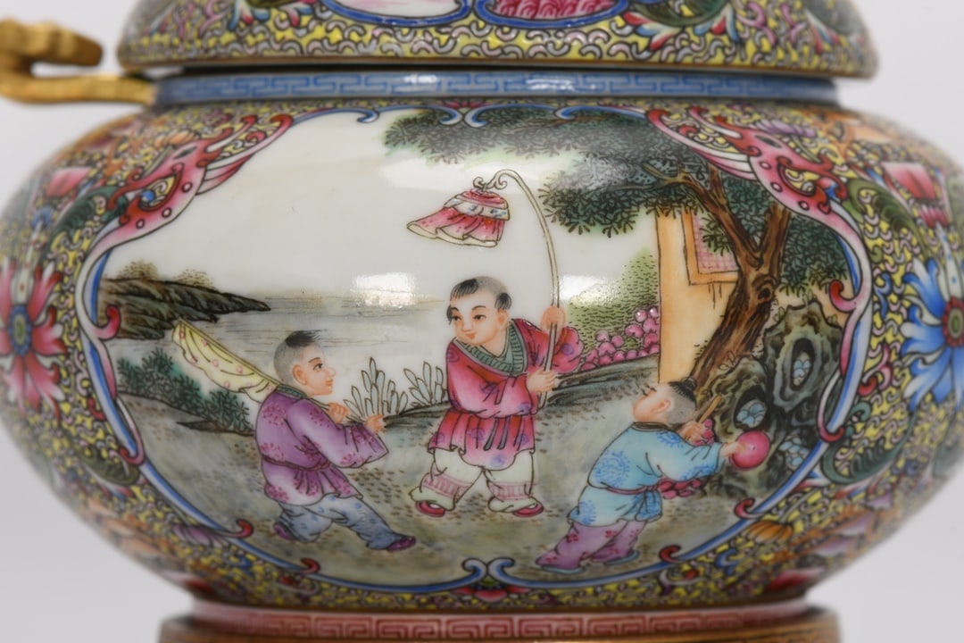 A Rare Enamel Figure Pattern Covered Jar - 4