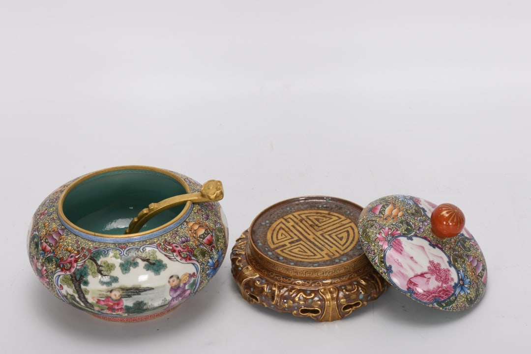 A Rare Enamel Figure Pattern Covered Jar - 6