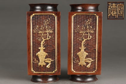 A pair of Exquisite Gilt Bronze Flower Pattern Vase