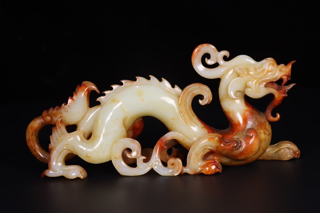 A Exquisite Hetian Jade Dragon Ornament: A Exquisite Hetian Jade Dragon Ornament,Han Dynasty, China,Size:9.3inx2.2inx4.1in,Weight:714g 和田玉龙摆件,中国汉代