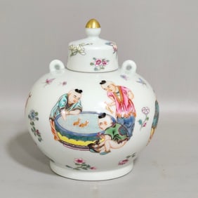 Famille-Rose Character and Story Pattern Jar