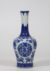 A Exquisite Blue and White Lotus Pattern Vase
