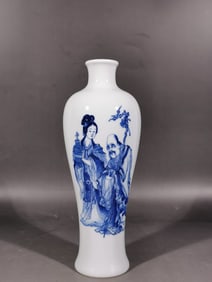 A Exquisite Blue and White Figures Pattern Vase