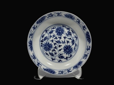 A Exquisite Blue and White Flower Pattern Plate