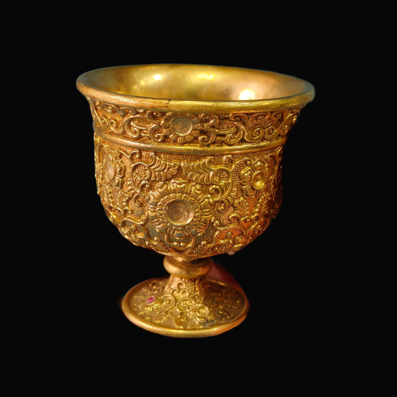 A Exquisite Bronze Gilt Lotus Pattern Cup: A Exquisite Bronze Gilt Lotus Pattern Cup,Qing Dynasty, China,Size:2.4inx2.6in,Weight:159g 铜鎏金缠枝莲纹杯,中国清代