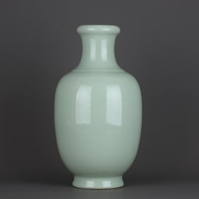 A Exquisite Bean Green Glaze Vase
