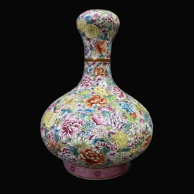 A Exquisite Famille-Rose Flower Pattern Vase