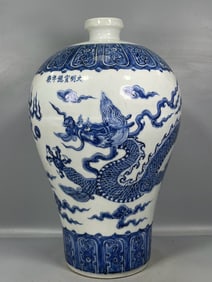 A Exquisite Blue and White Dragon Pattern Vase