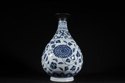 A Exquisite Blue and White Flower Pattern Vase