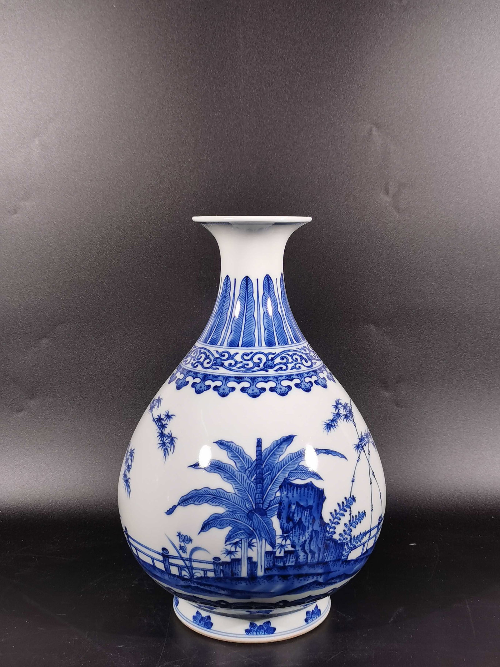A Exquisite Blue and White Flower Pattern Vase: A Exquisite Blue and White Flower Pattern Vase,Qing Dynasty,China,Qianlong Six-character Mark,Size:11.4inx3.3inx7.7in 青花花卉纹玉壶春瓶,中&