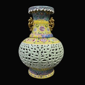 A Exquisite Enamel Flower Pattern Vase