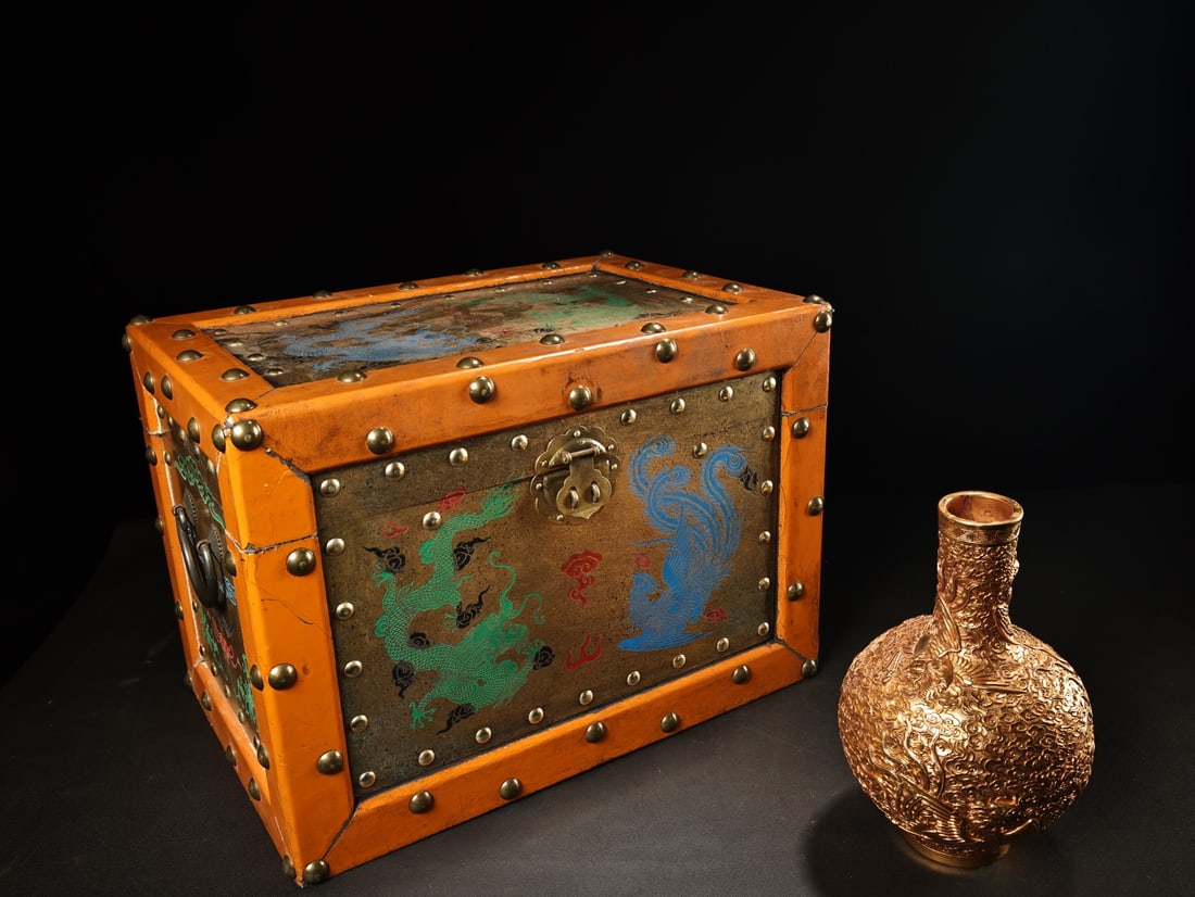 A Exquisite Coppery High-relief Carved Gilt Dragon Vase: A Exquisite Coppery High-relief Carved Gilt Dragon Vase,Ming Dynasty, China,Size:(Vase)7.9inx4.7in,(Box)14.6inx9.8inx10.2in,Weight:1700g 