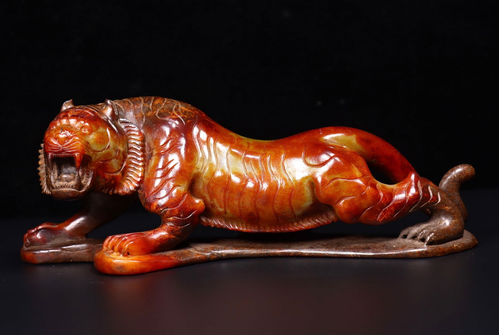 A Exquisite Hetian Jade Tiger Ornament: A Exquisite Hetian Jade Tiger Ornament,Han Dynasty, China,Size:9.9inx3.4inx3.6in,Weight:1489g 和田玉虎摆件,中国汉代