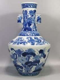 A Exquisite Blue and White Lotus Flower Pattern Vase