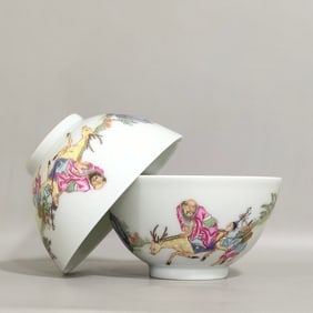 A pair of Exquisite Famille-Rose Figures Pattern Bowl