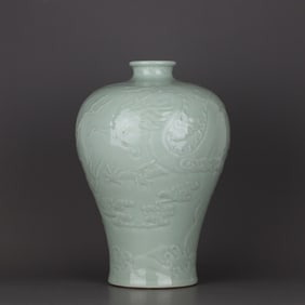 A Exquisite Celadon Glaze Carved Dragon Pattern Vase