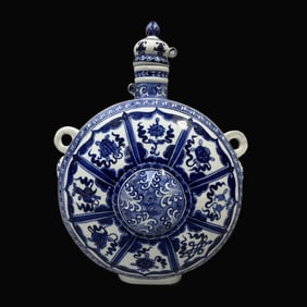 A Exquisite Blue and White Flower Pattern Vase