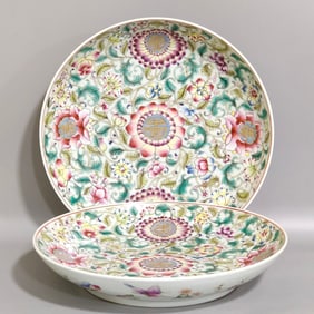 A pair of Famille-Rose Bats and Peach Pattern Plate