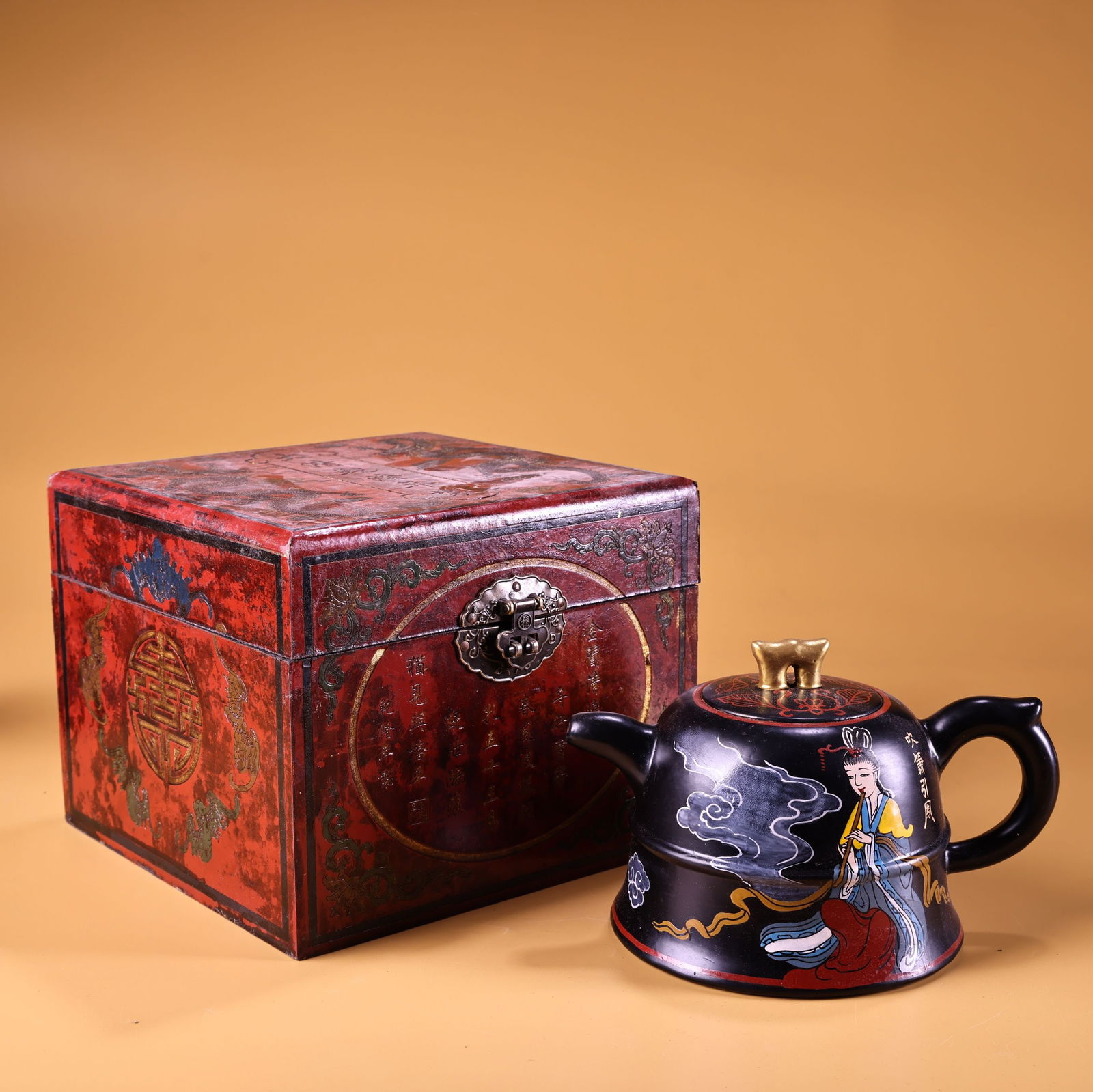 A Exquisite Hand-painted Gold Purple Sands Teapot: A Exquisite Hand-painted Gold Purple Sands Teapot,Qing Dynasty, China,Qianlong Four-character Mark,Size:5.1inx7.1in,Weight:600g 