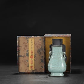 A Exquisite Guan yao Celadon Glaze Ice Crackle Pattern Vase, with Imperial Inscription by Emperor