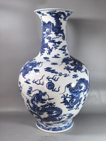 A Exquisite Blue and White Dragon Pattern Vase