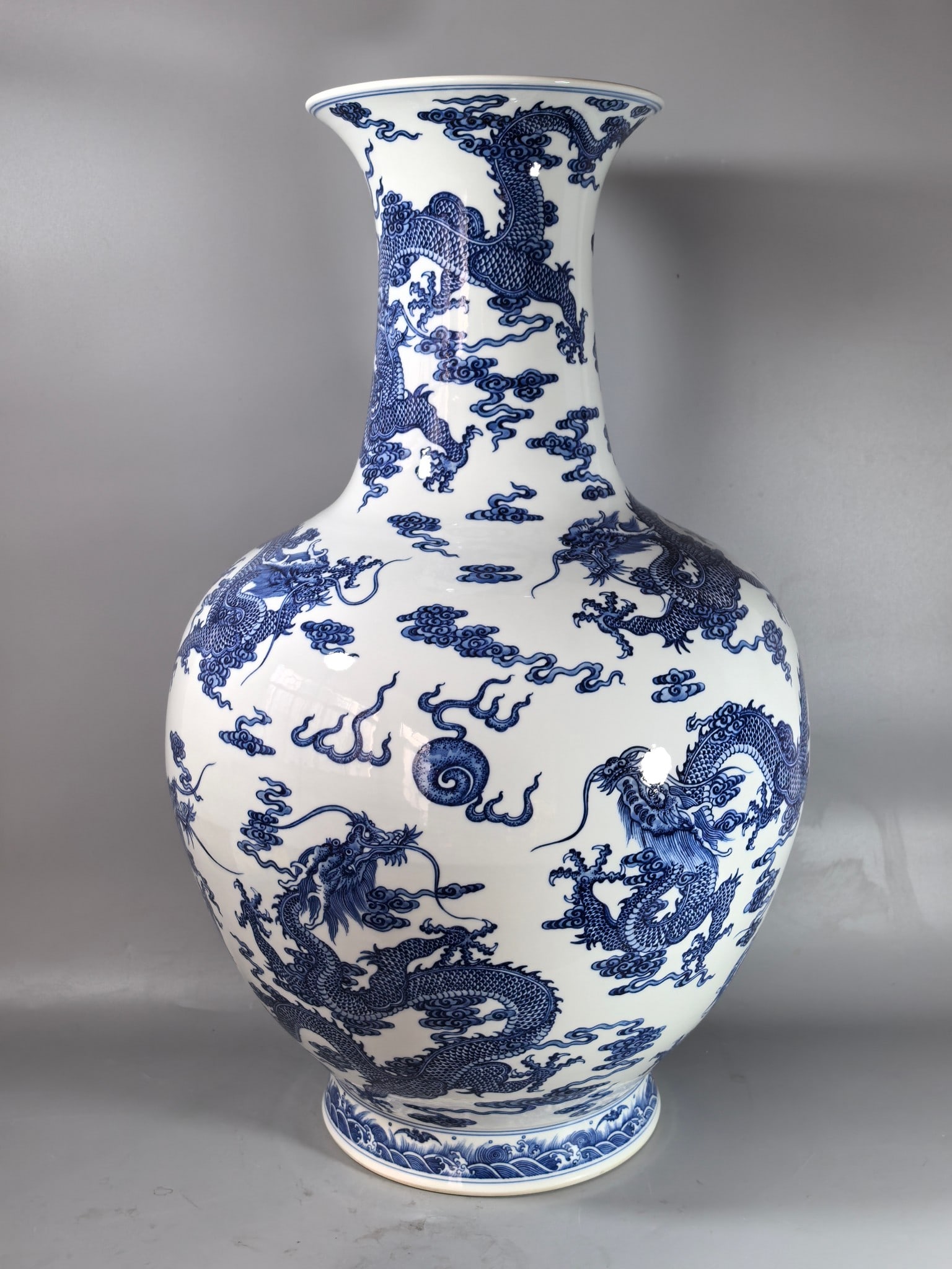 A Exquisite Blue and White Dragon Pattern Vase (1 of 9)