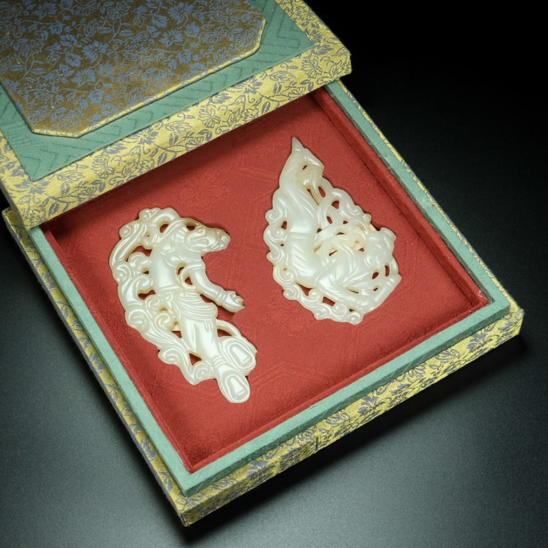 A Exquisite Hetian Jade Human-Shaped Jade Bi (1 of 11)