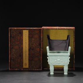 A Exquisite Ru yao Sky Blue Glaze Ice Crackle Pattern Censer, with Imperial Inscription by Emperor