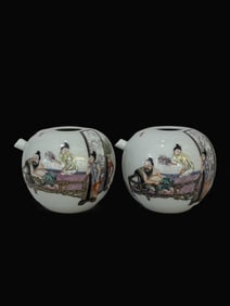 A pair of Exquisite Famille-Rose Figures Pattern Water Dropper