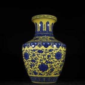 A Exquisite Yellow Glaze Blue and White Flower Pattern Vase