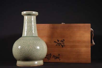 A Exquisite Yue yao Carved Flower Pattern Vase