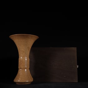 A Exquisite Yellow Glaze Ice Crackle Pattern Vase