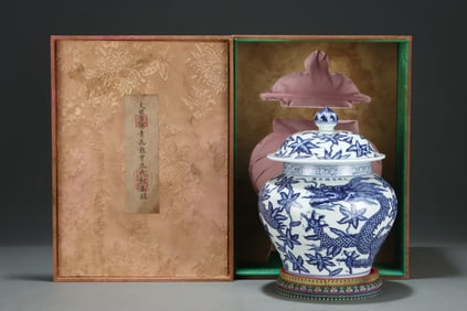 A Exquisite Blue and White Dragon Through Flower Pattern Covered Jar