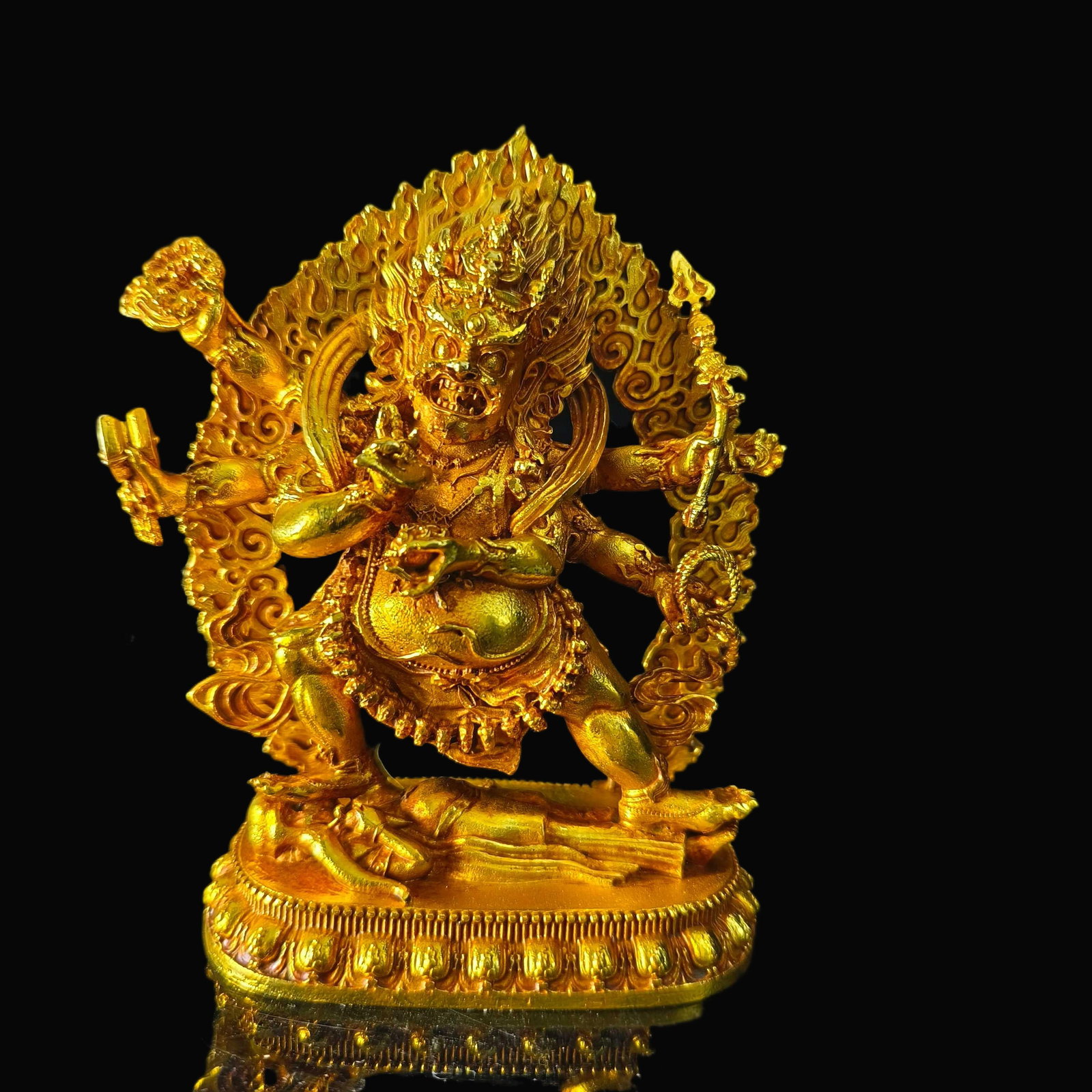 A Exquisite Gilt Bronze Buddha Statue: A Exquisite Gilt Bronze Buddha Statue,Qing Dynasty, China,Size:4.3inx3.3in,Weight:521g 