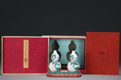 A Exquisite Doucai Grape Pattern Gourd-Shaped Vase