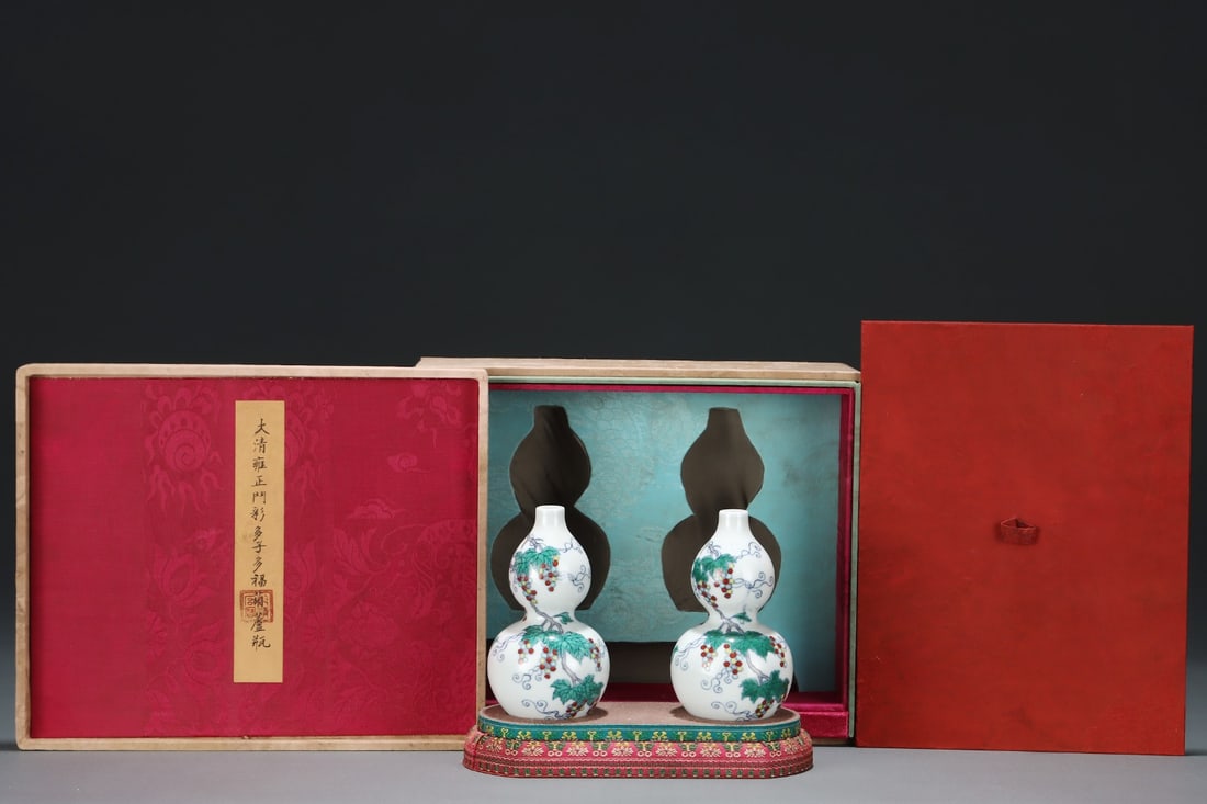A Exquisite Doucai Grape Pattern Gourd-Shaped Vase: A Exquisite Doucai Grape Pattern Gourd-Shaped Vase,Qing Dynasty, China,Yongzheng Six-character Mark,Size：2.9inx5.1in 
